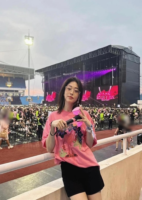 Khi Jisoo cùng 3 thành viên khác của BlackPink đến Hà Nội năm 2023 biểu diễn trong concert, Phương Nga cũng nhiệt tình “đu idol”. Ảnh: FB Phương Nga.