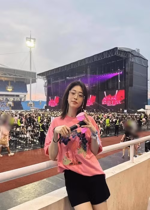 Khi Jisoo cùng 3 thành viên khác của BlackPink đến Hà Nội năm 2023 biểu diễn trong concert, Phương Nga cũng nhiệt tình “đu idol”. Ảnh: FB Phương Nga.