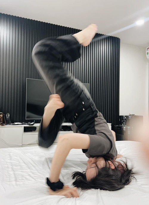 Được chồng đồng ý, Phương Nga thể hiện động thái ke đầu theo phong cách hip hop. Ảnh: FB Phương Nga.