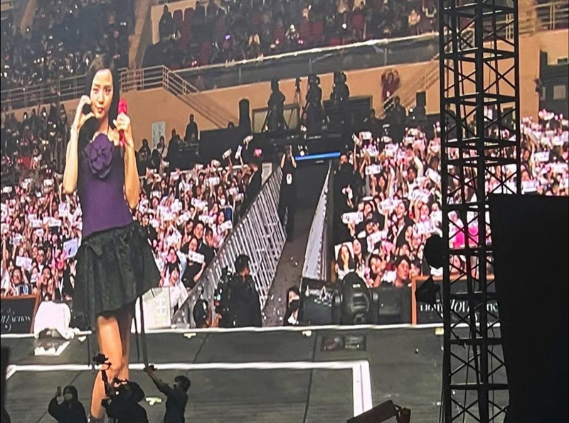 Ảnh chụp chung giữa Phương Nga và Jisoo khiến nhiều khán giả cười nghiêng ngả. Ảnh: FB Phương Nga.