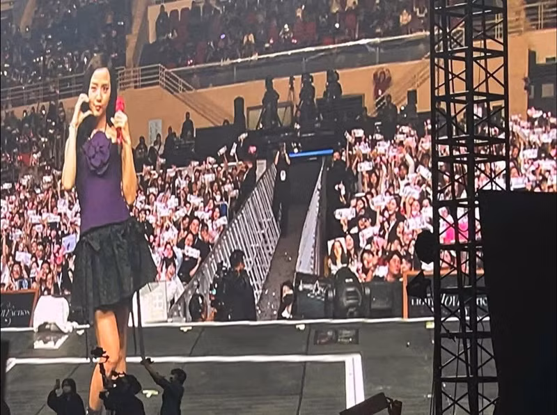 Ảnh chụp chung giữa Phương Nga và Jisoo khiến nhiều khán giả cười nghiêng ngả. Ảnh: FB Phương Nga.