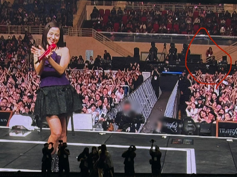 Vào khoảnh khắc Jisoo chụp ảnh cùng khán giả, Phương Nga lại rời khỏi vị trí ngồi. Chính vì vậy, Phương Nga đứng rất xa Jisoo trong khung hình chung. Ảnh: FB Phương Nga.
