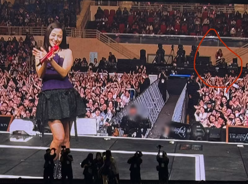 Vào khoảnh khắc Jisoo chụp ảnh cùng khán giả, Phương Nga lại rời khỏi vị trí ngồi. Chính vì vậy, Phương Nga đứng rất xa Jisoo trong khung hình chung. Ảnh: FB Phương Nga.