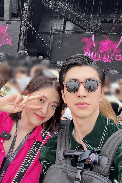 Vợ chồng Phương Nga “đu idol” ở nước ngoài. Ảnh: FB Phương Nga.