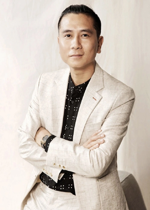 Hồ Hoài Anh nghỉ việc ở Học viện Âm nhạc Quốc gia Việt Nam sau lùm xùm. Cụ thể, vào tháng 12/2023, theo Tiền Phong, ông Quốc Chung - Phó phòng Hành chính tổng hợp, Học viện Âm nhạc Quốc gia Việt Nam cho biết, Hồ Hoài Anh chủ động xin nghỉ công tác và đã có quyết định chính thức về việc này. Ảnh: Dân Việt.