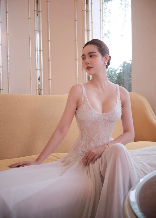 Loạt ảnh mới của diễn viên Huyền Lizzie đang thu hút sự quan tâm của người hâm mộ.