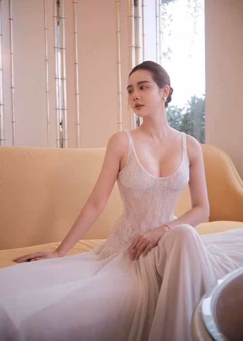 Loạt ảnh mới của diễn viên Huyền Lizzie đang thu hút sự quan tâm của người hâm mộ.