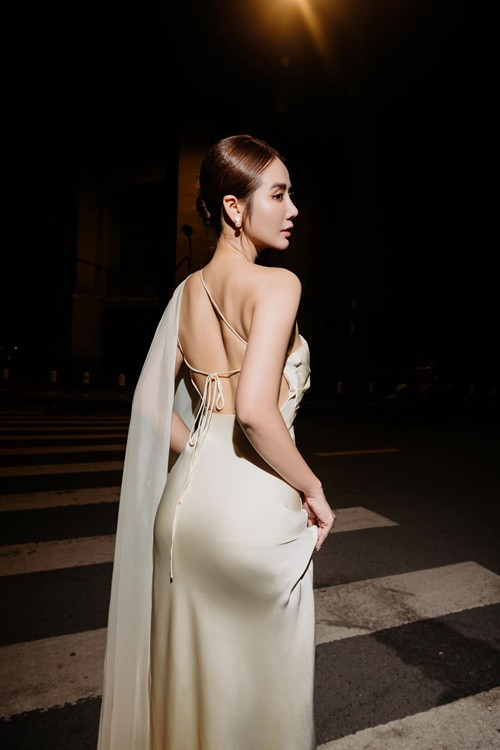 Trong trang phục bó sát, Huyền Lizzie khoe thân hình cân đối.