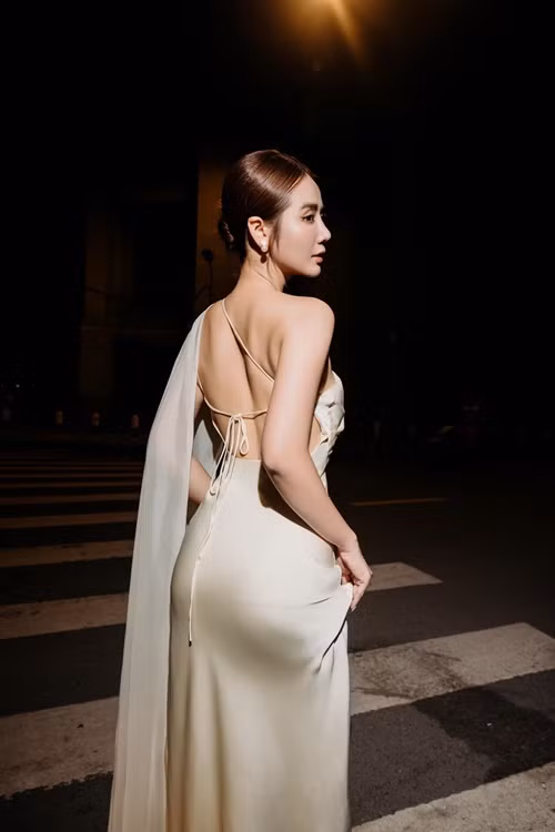 Trong trang phục bó sát, Huyền Lizzie khoe thân hình cân đối.