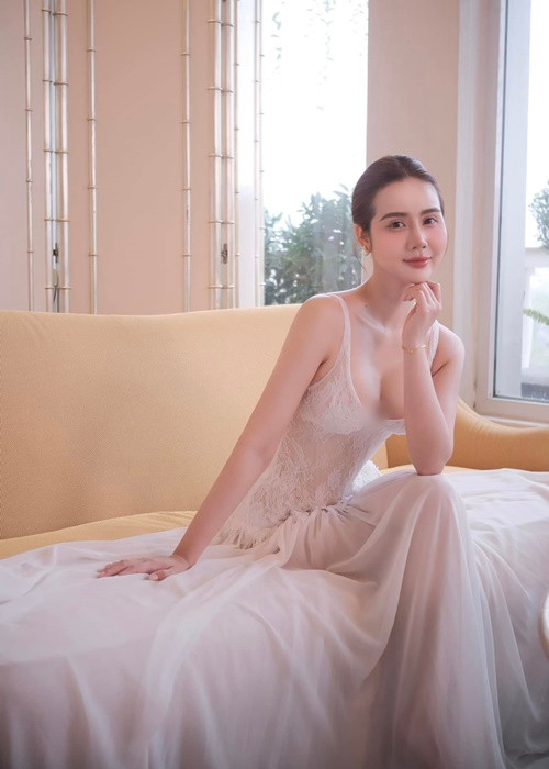 Mặc nửa kín nửa hở, Huyền Lizzie khoe thềm ngực căng đầy khiến người đối diện khó rời mắt.