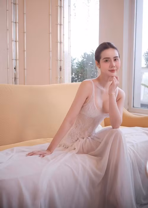 Mặc nửa kín nửa hở, Huyền Lizzie khoe thềm ngực căng đầy khiến người đối diện khó rời mắt.