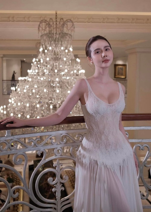 Vóc dáng của Huyền Lizzie ở tuổi 35 vẫn thon gọn, gợi cảm. 