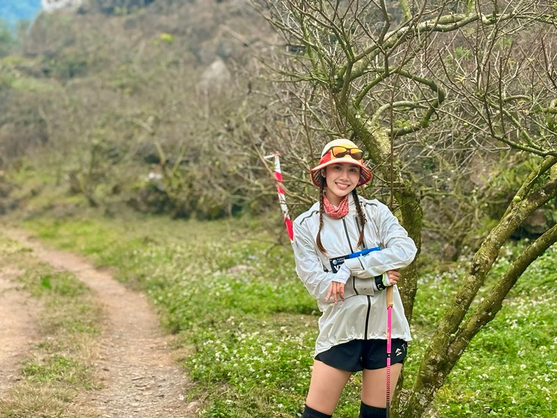 Bà mẹ một con khoe ảnh rạng rỡ trong một giải chạy bộ.