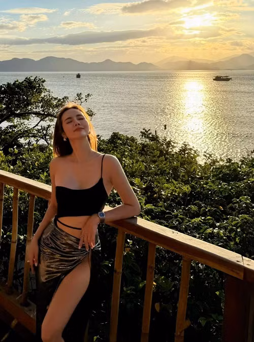 Nhiều bức ảnh áo tắm của "cựu hot girl Hà thành" gây chú ý.