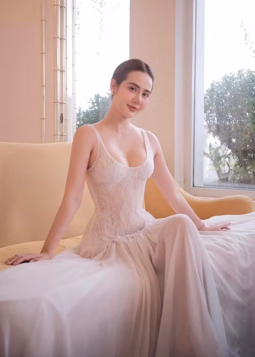 Vân Trang của Thương ngày nắng về diện trang phục khoét ngực sâu, tà váy bồng bềnh.