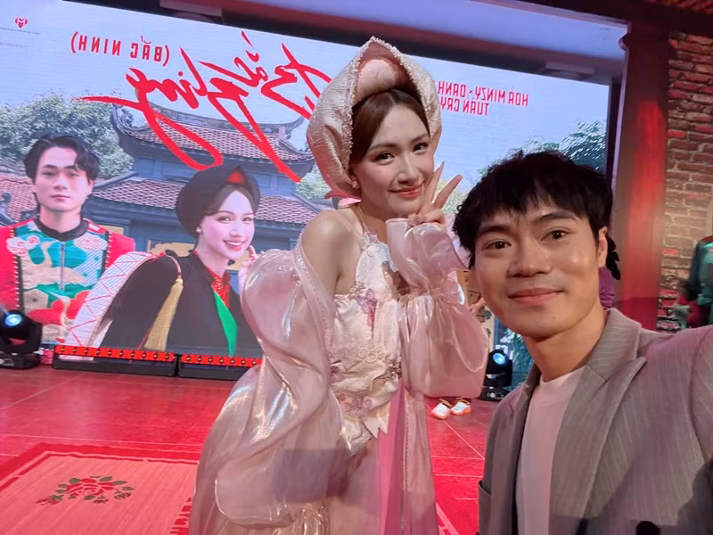 Hòa Minzy vừa chia sẻ về mối quan hệ giữa cô và cầu thủ Văn Toàn. Nữ ca sĩ cho biết, cô và Văn Toàn chỉ là bạn thân, không hề có mối quan hệ yêu đương. Ảnh: FB Văn Toàn.