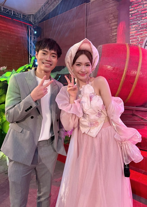 Nữ ca sĩ thú nhận, cô thích thú khi được khán giả "đẩy thuyền" với Văn Toàn. Ảnh: FB Văn Toàn.