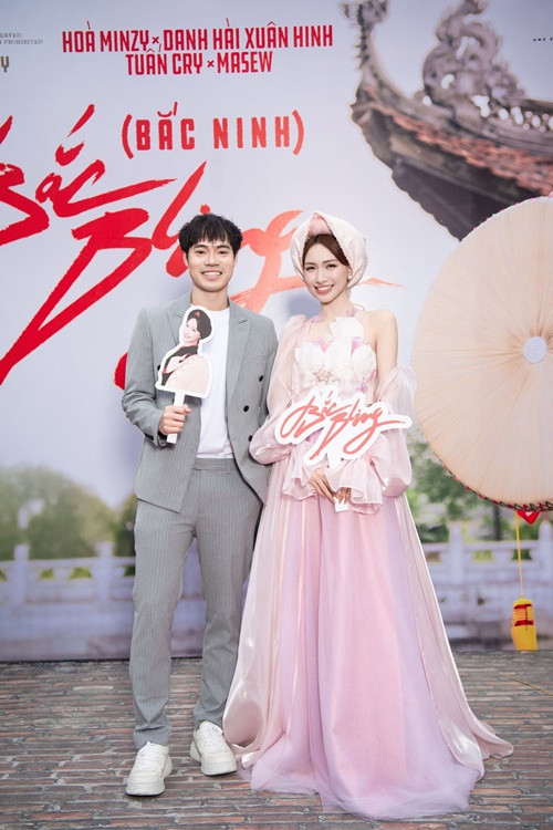 Trên trang cá nhân, Văn Toàn liên tục đăng tải status ủng hộ MV của Hòa Minzy. "Chúc mừng bạn ra mắt bài hát mới", anh viết. Ảnh: NVCC.