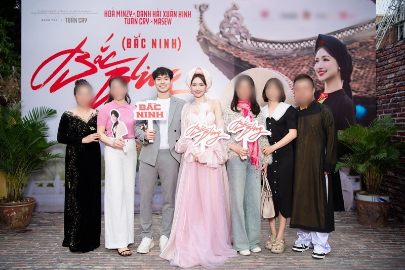 Mới đây, cầu thủ Văn Toàn đến chúc mừng nữ ca sĩ Hòa Minzy trình làng MV Bắc Bling. Ảnh: NVCC.