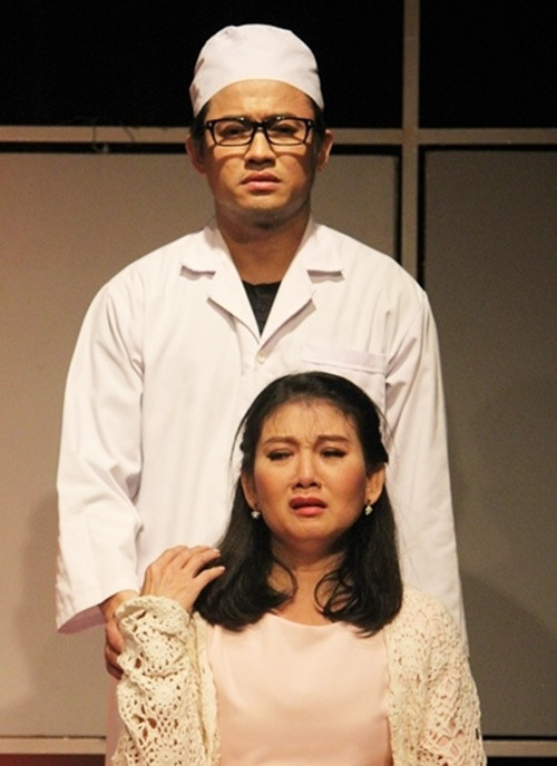 Trong Gương mặt kẻ khác, Mỹ Uyên vào vai Nhạn - một bác sĩ tâm lý, Quý Bình đóng hai vai. Ảnh: FB Mỹ Uyên.