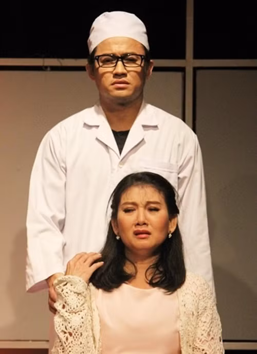 Trong Gương mặt kẻ khác, Mỹ Uyên vào vai Nhạn - một bác sĩ tâm lý, Quý Bình đóng hai vai. Ảnh: FB Mỹ Uyên.