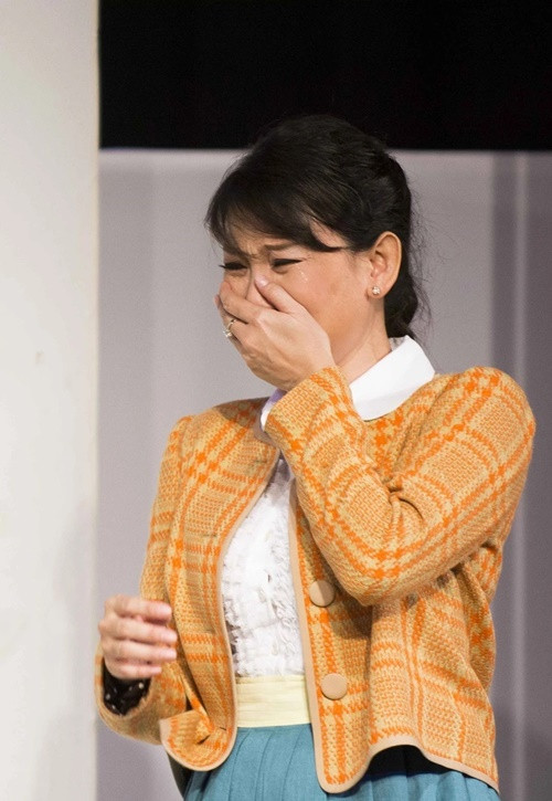 Giữa ồn ào, Mỹ Uyên gỡ đoạn clip. Ngoài ra, cô lên tiếng xin lỗi vì để lộ hình ảnh Quý Bình. "Tôi không cố ý quay mặt Bình, chỉ lướt qua. Có người tích cực, cảm ơn nhờ có tôi mà thấy Bình dù lướt qua. Cũng có người không vui, nói nên tôn trọng di nguyện của Bình. Tôi nghĩ nên lắng nghe số đông, không nên để những hình ảnh và khoảnh khắc đó. Đó là điều mà tôi tôn trọng Bình", Tiền Phong dẫn lời Mỹ Uyên. Ảnh: Znews.