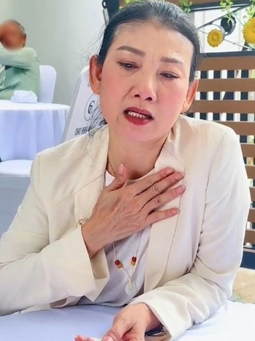 Mới đây, trên trang cá nhân, nghệ sĩ Mỹ Uyên đã chia sẻ đoạn clip đến viếng diễn viên Quý Bình. Đoạn video có cảnh thi hài Quý Bình. Nhanh chóng, hành động của Mỹ Uyên bị nhiều cư dân mạng chỉ trích. Ảnh: Tiền Phong.