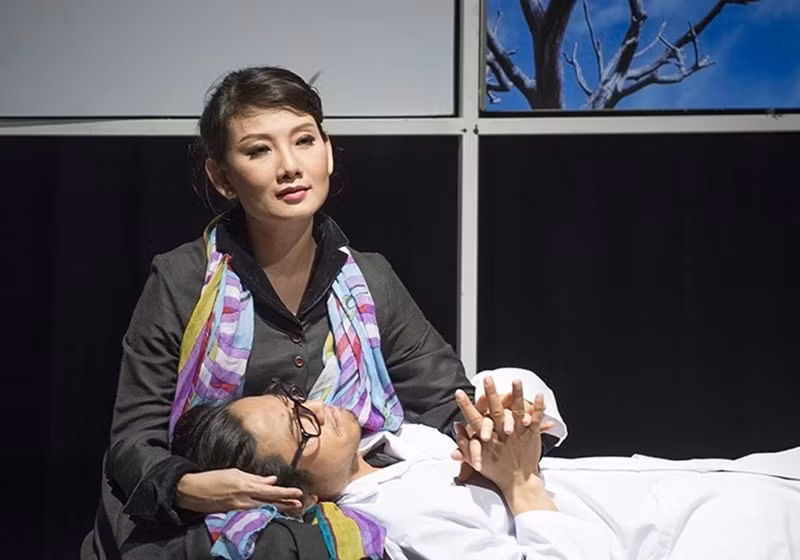 Quý Bình hóa thân Chương - bác sĩ giải phẫu thẩm mỹ cũng là chồng Nhạn và Bạch - bệnh nhân của Chương nhưng lại là “người xưa” của Nhạn. Ảnh: Znews.