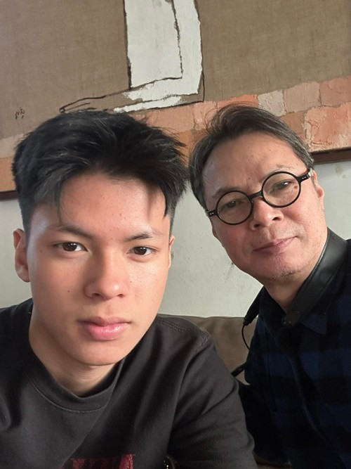 "Ông Bờm nhà tôi đạo diễn vở nhạc kịch 'High school musical' cho CLB nghệ thuật của trường anh ý. Hay thật sự, 4 diễn viên chính múa hát đỉnh luôn. Ông con dàn dựng cảnh đông người khá phết và tất nhiên những cảnh tình cảm đôi lứa thì cứ gọi là ngọt lịm, hí hí. Chúc mừng Bờm và các bạn của Bờm về đêm diễn tuyệt vời", đạo diễn Trần Lực cho biết. Ảnh: FB Trần Lực.