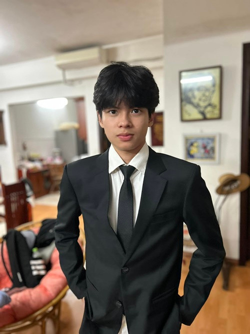 Trần Bờm sở hữu gương mặt có nhiều nét giống bố. Ảnh: FB Trần Lực.