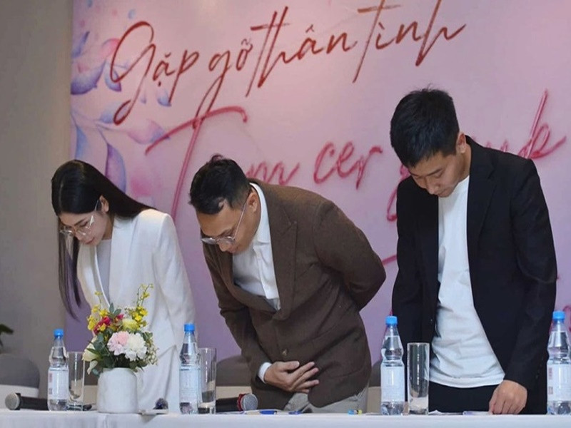 Do nội dung Công ty Cổ phần Tập đoàn Chị em rọt đề nghị thông tin tại buổi họp báo đang được các cơ quan có thẩm quyền xem xét, giải quyết và chưa có kết luận chính thức nên Sở VH&amp;TT TP Hà Nội chưa chấp thuận cho Công ty Cổ phần Tập đoàn Chị em rọt tổ chức họp báo. Tuy nhiên, vào 14h ngày 14/3, tại địa điểm La Table Hanoia (Press Club) - số 12 Lý Đạo Thành (phường Tràng Tiền, quận Hoàn Kiếm, thành phố Hà Nội), Công ty Cổ phần Tập đoàn Chị em rọt đã gặp gỡ báo chí dưới hình thức “Gặp gỡ thân tình Team CER Group và Truyền thông”. Ảnh: Người Lao Động.