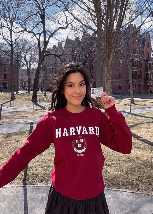 Trên trang cá nhân, Á hậu Phương Thảo cho biết, cô được nhận vào Đại học Harvard. "2 năm tới là sinh viên thạc sĩ tại trường Đại học Harvard", người đẹp chia sẻ thêm.