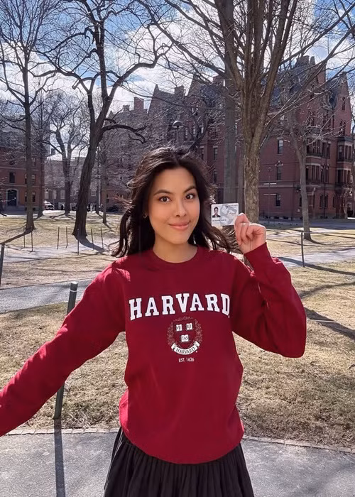 Trên trang cá nhân, Á hậu Phương Thảo cho biết, cô được nhận vào Đại học Harvard. "2 năm tới là sinh viên thạc sĩ tại trường Đại học Harvard", người đẹp chia sẻ thêm.