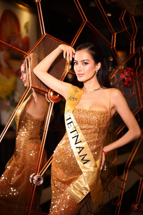 Hoa hậu Như Vân sở hữu gương mặt sắc sảo, thân hình quyến rũ cùng làn da nâu bóng.