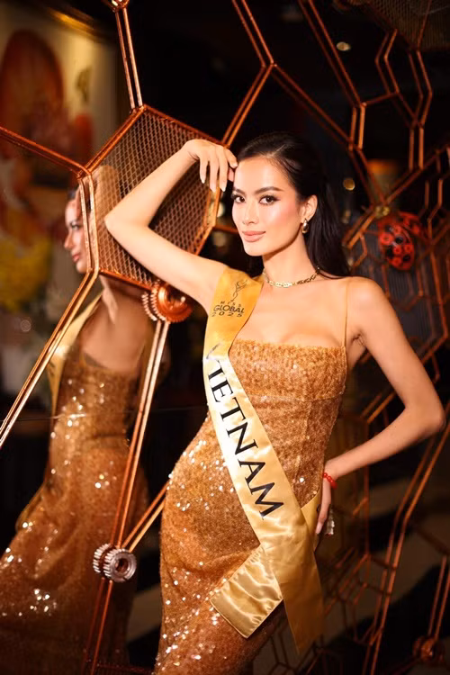 Hoa hậu Như Vân sở hữu gương mặt sắc sảo, thân hình quyến rũ cùng làn da nâu bóng.