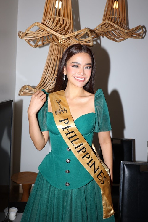 Xena Ramos có gương mặt cuốn hút, thân hình cân đối.