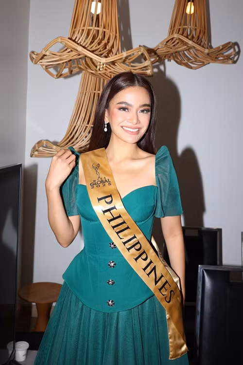 Xena Ramos có gương mặt cuốn hút, thân hình cân đối.