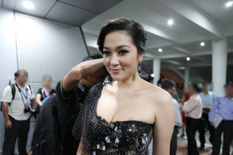 Hình ảnh Nguyễn Thị Huyền gợi cảm ở hậu trường đêm chung kết Hoa hậu Việt Nam 2012. Ảnh: Phụ Nữ Online.