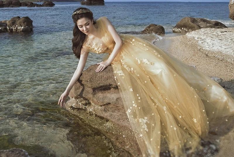 Sức hút của Nguyễn Thị Huyền còn đến từ cách tạo dáng, biểu cảm gương mặt. Ảnh: Znews.