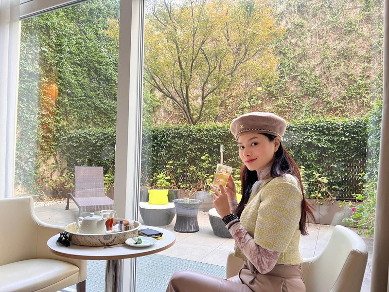 Vũ Thu Phương tận hưởng chuyến du lịch nước ngoài.