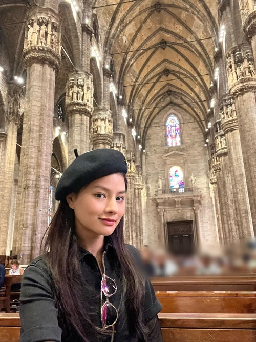 Nữ người mẫu thừa nhận ly hôn vào tháng 1/2025. Đến tháng 2, cô khoe loạt ảnh tươi rói ở châu Âu.