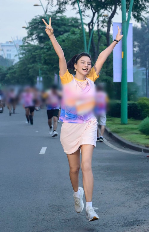 Nữ người mẫu hào hứng tham gia một giải chạy bộ.