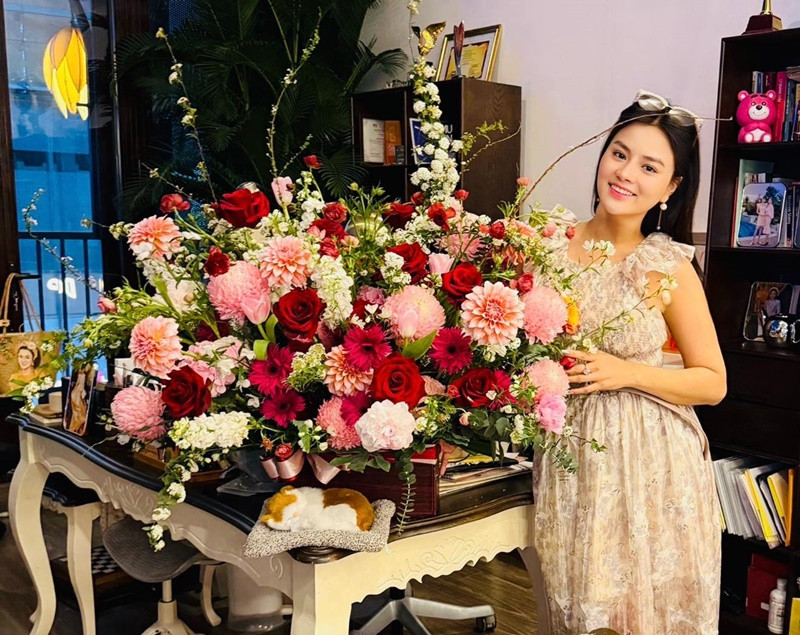 Cô động viên phụ nữ gặp biến cố hôn nhân. “Thật sự chia sẻ với những người phụ nữ đang phải chiến đấu từng ngày vì cuộc sống. Vững vàng lên nhé, chị em phụ nữ chúng mình, rồi ngày mai trời lại sáng. Khi mình tìm thấy chính bản thân mình là lúc cuộc sống mới bắt đầu, tất cả chỉ là trải nghiệm cho mình vững chãi và hạnh phúc hơn trong hành trình tương lai mà thôi”, người mẫu Vũ Thu Phương chia sẻ.