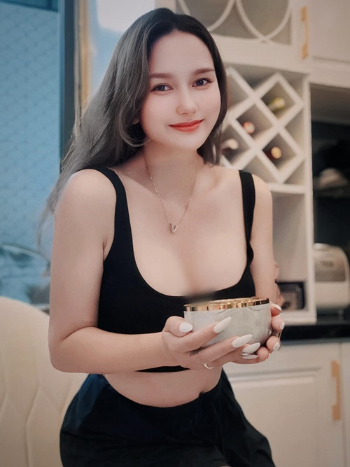 Sau 2 lần sinh nở, vợ Khánh Đơn vẫn giữ được thân hình thon gọn, gợi cảm đến không ngờ.