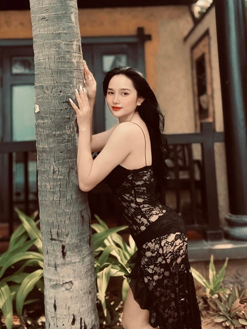 Huỳnh Như khéo khoe thân hình gợi cảm với váy áo táo bạo.