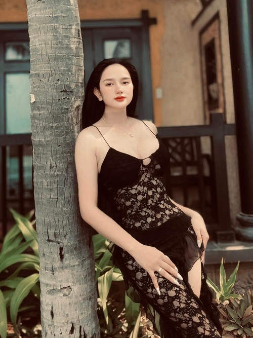 Vợ Khánh Đơn mặn mà, quyến rũ hơn sau khi sinh con.