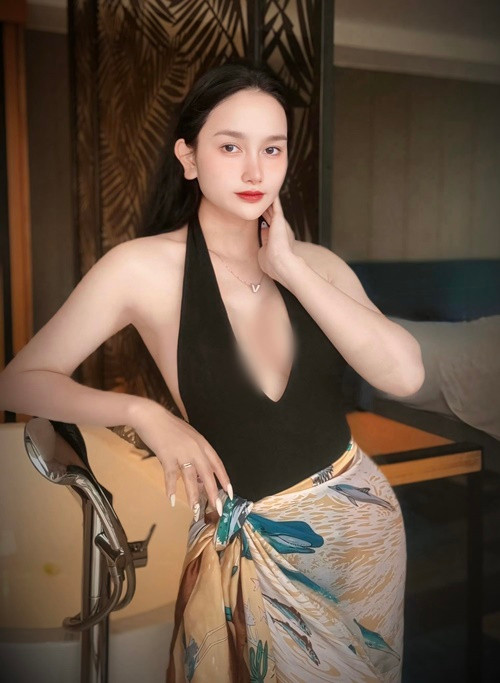 "Khi người ấy ngã xuống đất, tôi đã nhanh chóng quấn khăn chạy ra ngoài kêu cứu. May mắn là chị trang điểm ngồi đợi ở thang máy chứ không xuống sảnh. Tôi may mắn thoát được, nếu những bạn nữ mới vào nghề không có nhiều kinh nghiệm thì tôi không hiểu chuyện gì sẽ xảy ra", vợ Khánh Đơn kể lại.