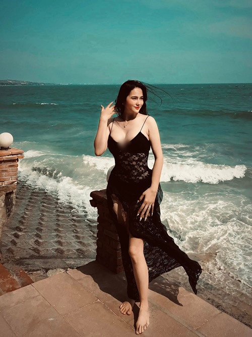 Năm 2021, Huỳnh Như gây chú ý khi kể lại câu chuyện bị một nam nhiếp ảnh quấy rối trong một buổi chụp ảnh quảng cáo bikini cho một cửa hàng thời trang. Quá hoảng sợ, Huỳnh Như đã la lớn, đánh trả người này.