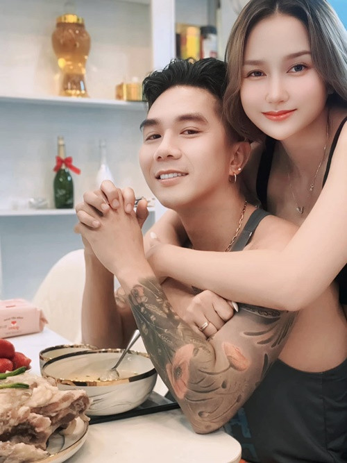  Ca sĩ Khánh Đơn đăng ký kết hôn với Huỳnh Như vào năm 2018. Cặp đôi hiện tại có hai con chung.