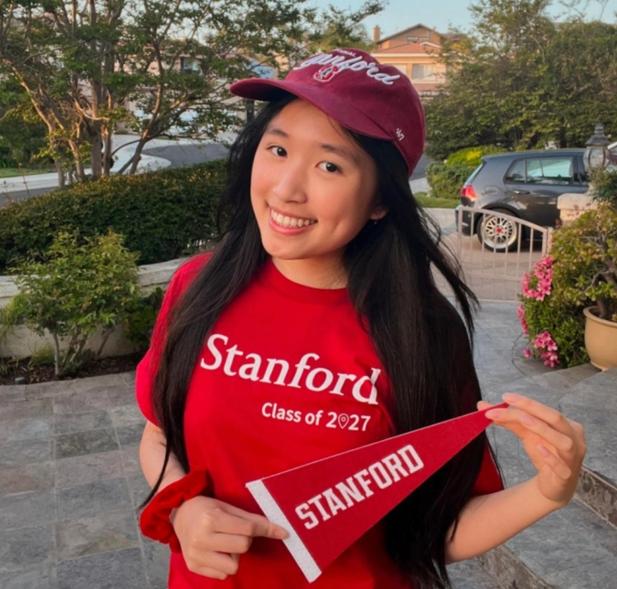 Jenny Huỳnh còn khiến người theo dõi cô nàng tự hào khi nhận giấy báo trúng tuyển thẳng vào Đại học Stanford (Mỹ) - ngôi trường xếp thứ 3 trong danh sách các trường đại học tốt nhất toàn cầu năm học 2022 - 2023 theo US News &amp; World Report (Báo cáo Tin tức Hoa Kỳ &amp; Thế giới).
